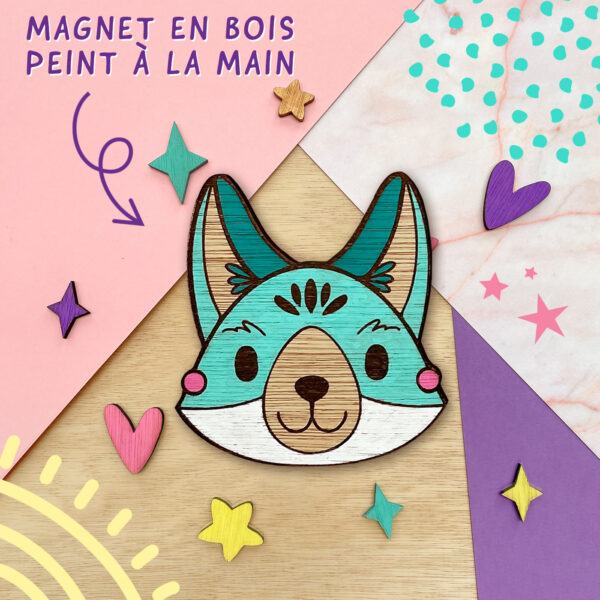 Photo d'un renard en bois coupé au laser et peint à la main aux couleurs turquoise